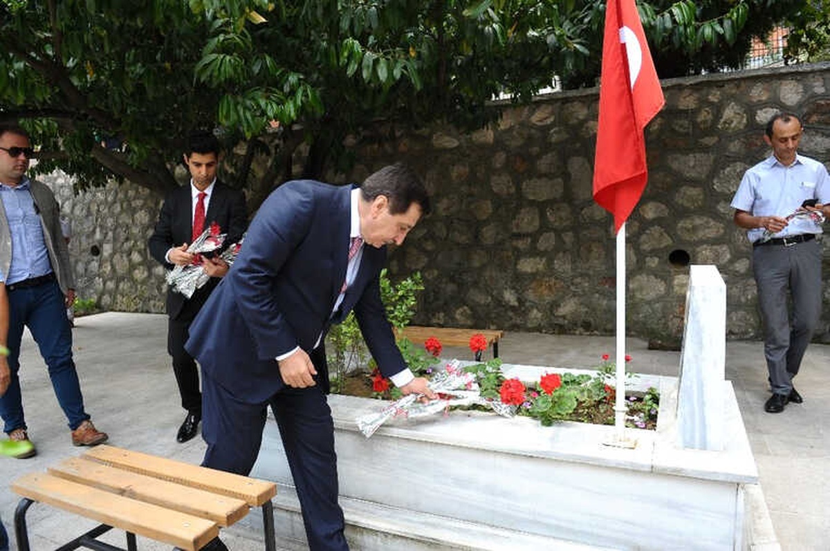 Bursa\'da Şehitlikte Anma Töreni Düzenlendi