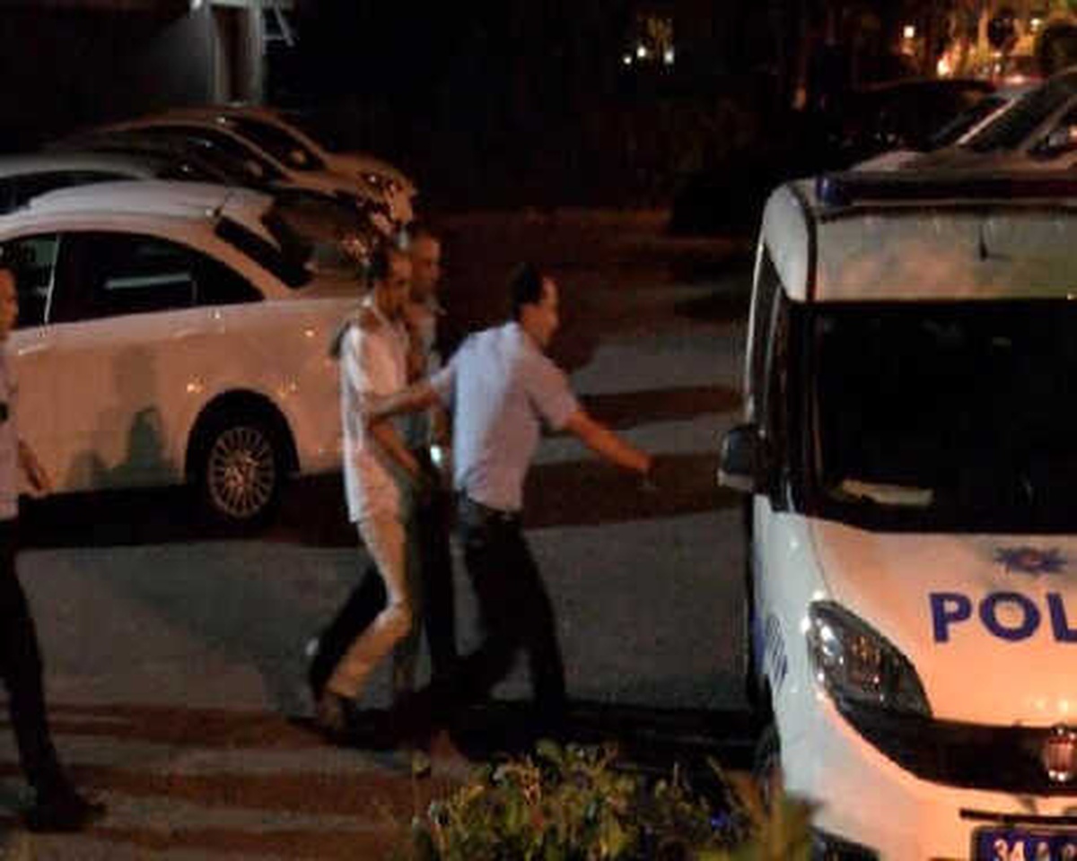 Çatıya Çıkan Apartman Görevlisi Polislere Zor Anlar Yaşattı