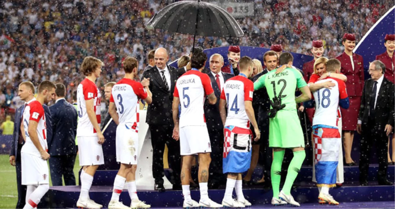 Dünya Kupasındaki Kupa Töreninde Dikkat Çeken Şemsiye Detayı