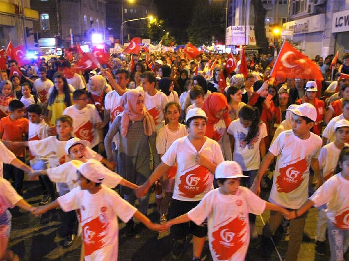Edremit\'te Binler Milli Birlik Yürüyüşünde Buluştu