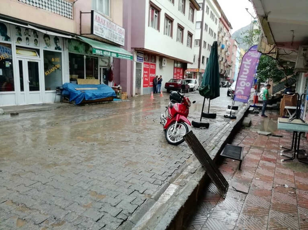 Erzurum\'da Sağanak Yağış Sonrası İş Yerleri Su Altında Kaldı