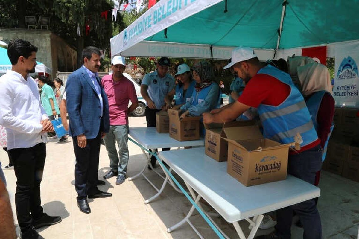 Eyyübiye Belediyesi Vatandaşlara Çeşitli İkramlarda Bulundu