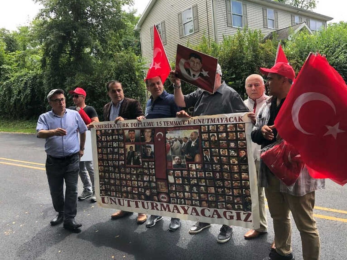Fetö Elebaşı 15 Temmuz\'da Malikânesinin Önünde Protesto Edildi