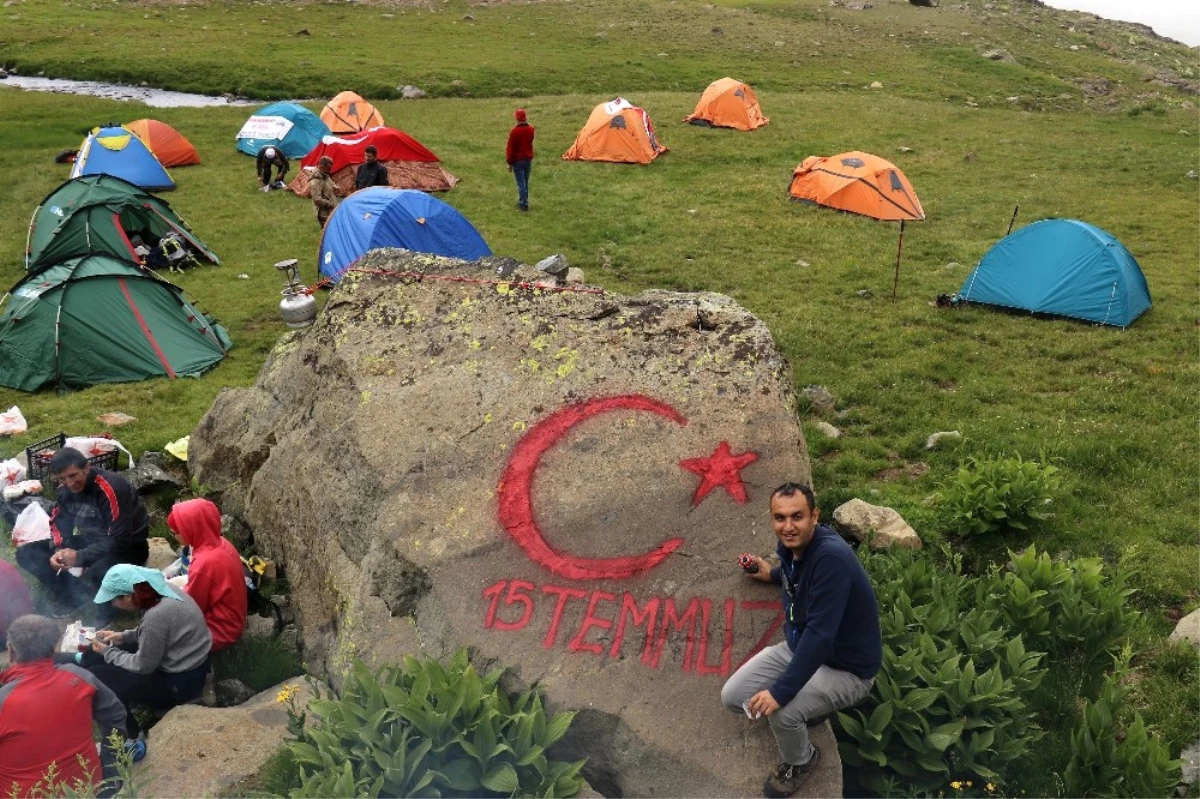 Gümüşhaneli Dağcılardan Şehitler Diyarına 15 Temmuz Zirve Tırmanışı