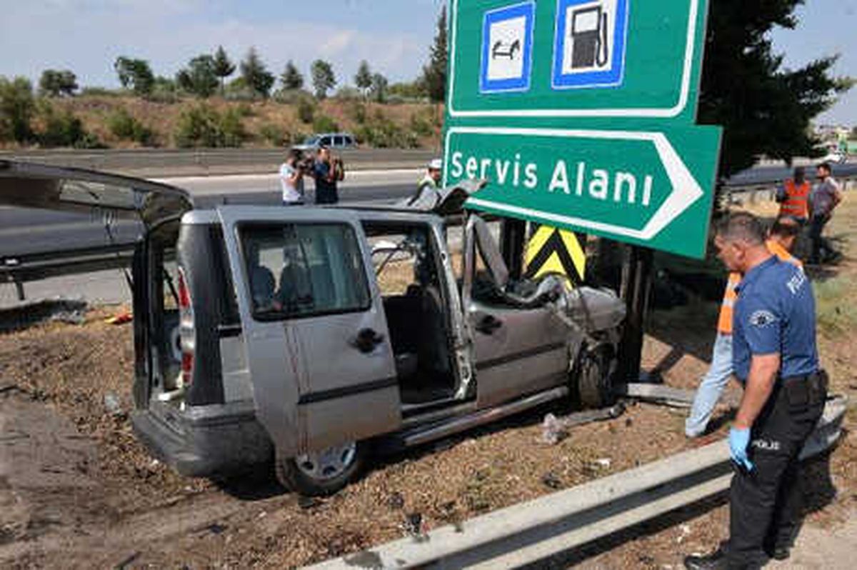 Hafif Ticari Araç, Yön Levhasına Çarptı: 3 Ölü, 6 Yaralı