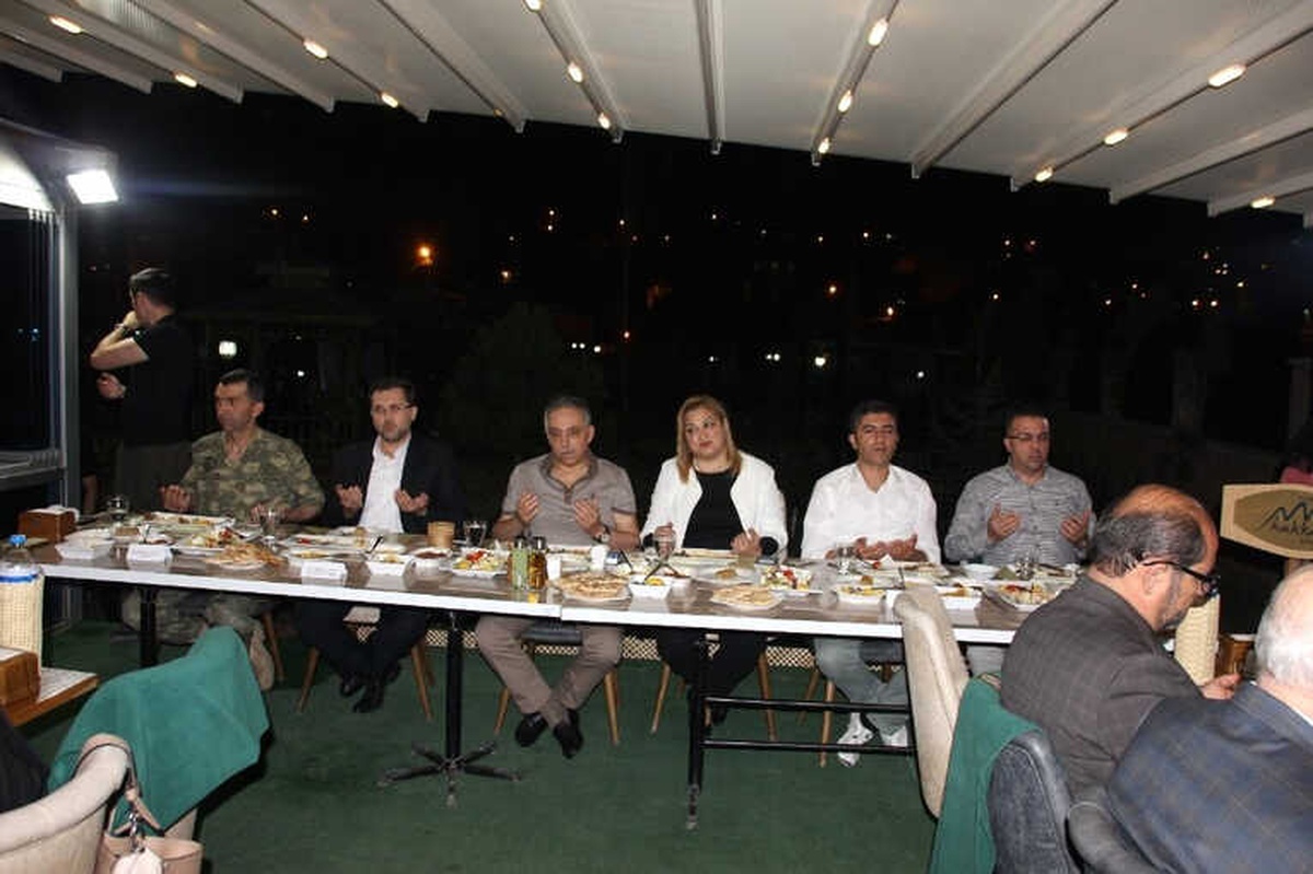 Hakkari\'de Şehit Aileleri ve Gaziler Onuruna Yemek Verildi