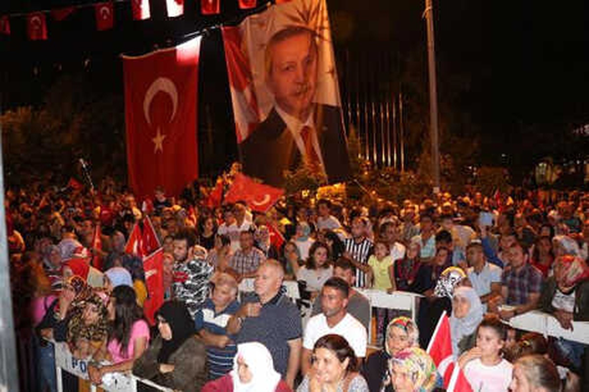 Isparta\'da Demokrasi ve Milli Birlik Günü Yürüyüşü
