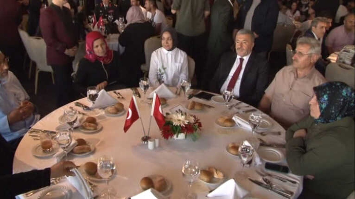 İstanbul Valiliğinden Gazi ve Şehit Aileleri Onuruna Yemek