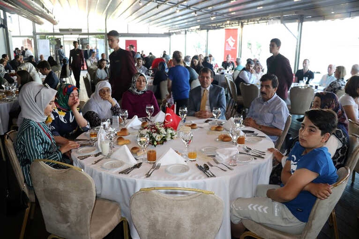 İstanbul Valiliğinden Şehit ve Gazi Aileleri Onuruna Yemek