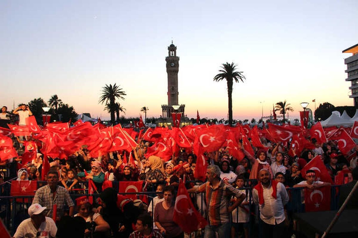 İzmir\'de Demokrasi Nöbeti Başladı