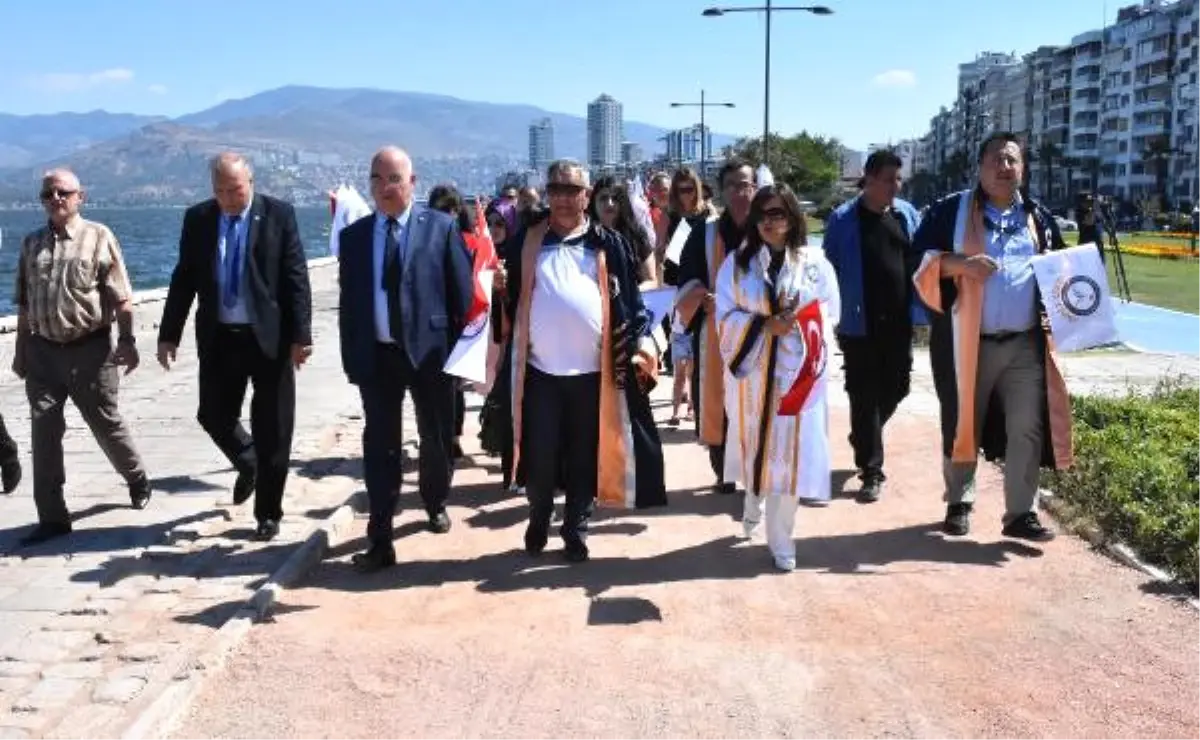 İzmir Demokrasi Üniversitesi\'nden \'15 Temmuz\' Yürüyüşü