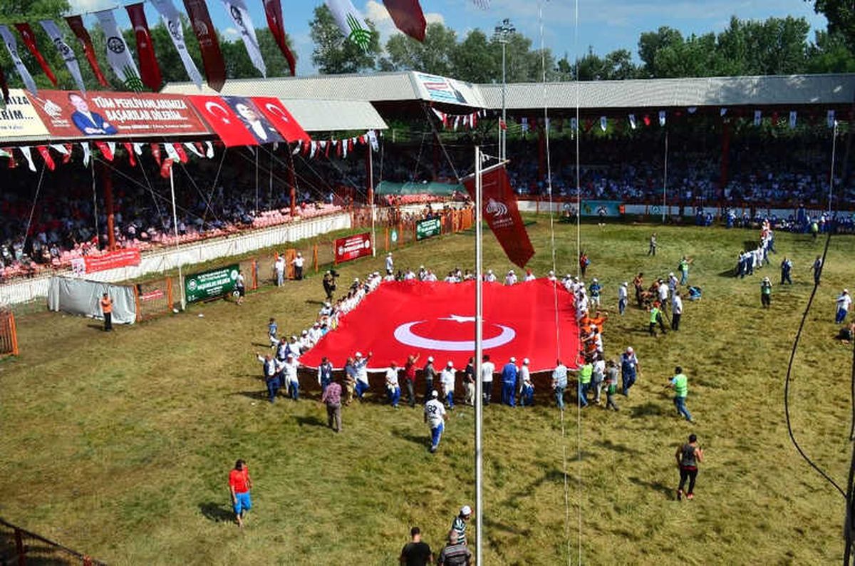 Kırkpınar\'da Dev Türk Bayrağı Açıldı