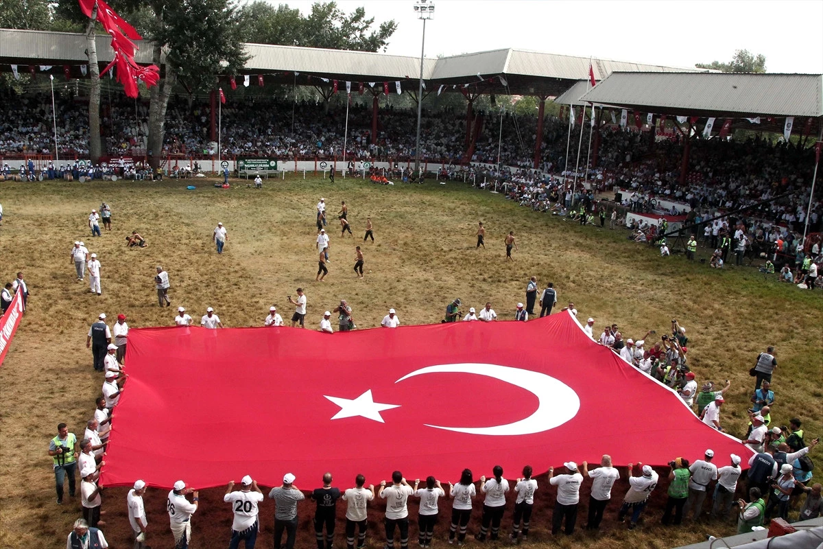 Kırkpınar Er Meydanı\'nda Türk Bayrağı Gezdirildi