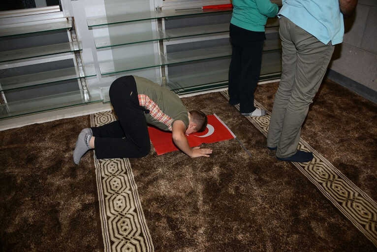 Konya\'da Çocuklar Sabah Namazına Ellerinde Türk Bayraklarıyla Geldi