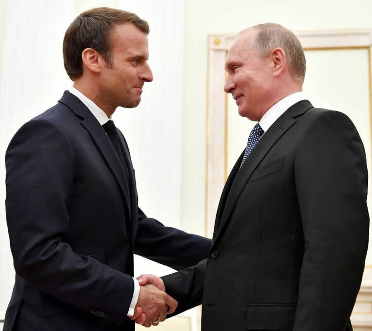 Macron\' Putin\'i Dünya Kupasına Ev Sahipliği Yaptıkları İçin Tebrik Etti