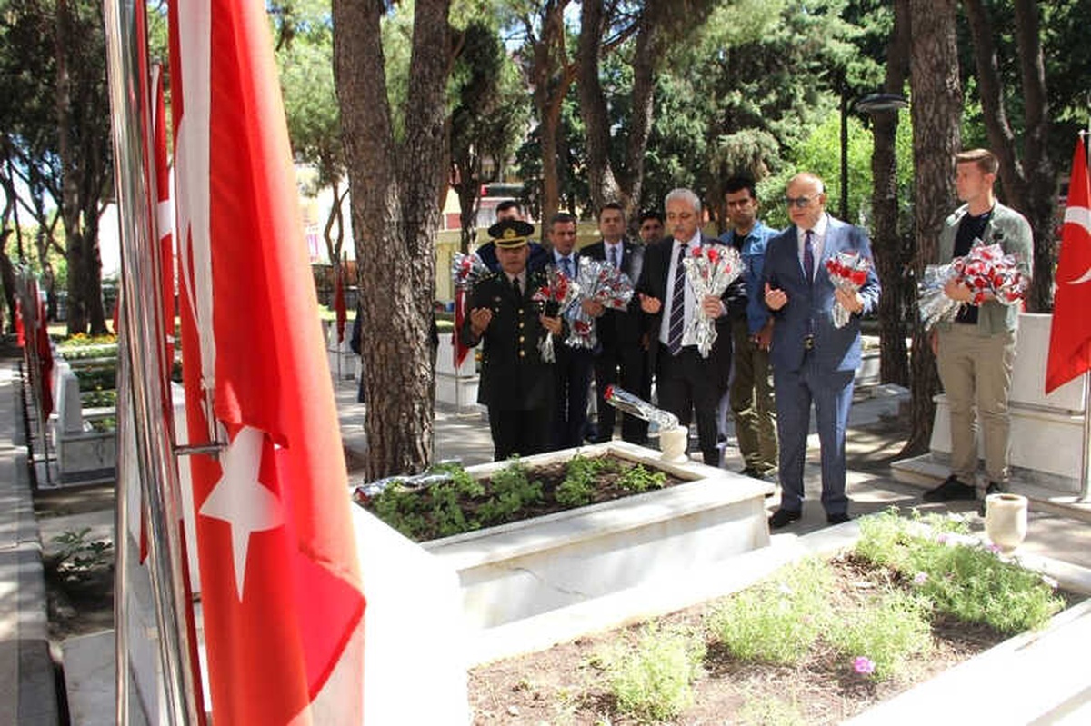 Manisa\'da 15 Temmuz Anısına Şehitlik Ziyareti