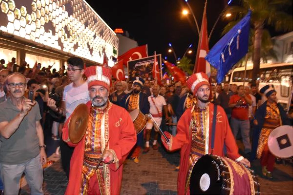 Marmaris\'te Demokrasi ve Milli Birlik Meşalesi