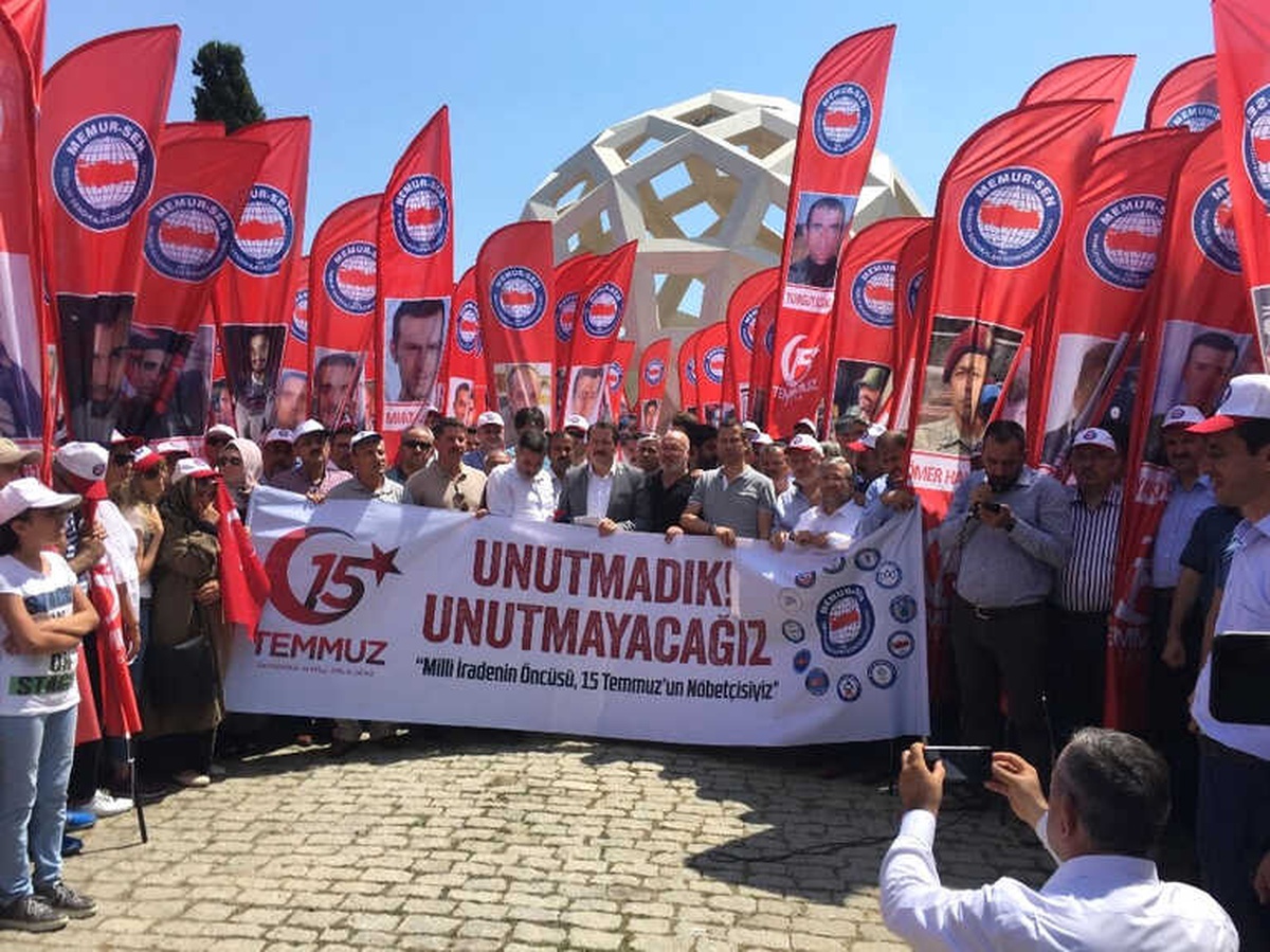 Memur-Sen Üyeleri 15 Temmuz Şehitler Anıtı\'nda