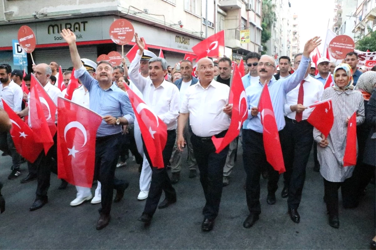 Mersin\'de 15 Temmuz Yürüyüşü