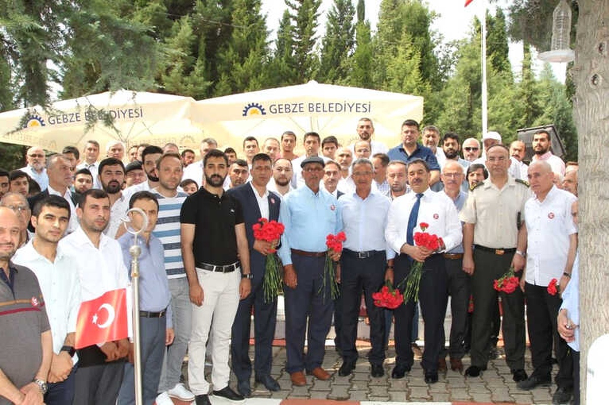 Ömer Halisdemir\'in Babası ve Kardeşi Gebze\'de Şehitliği Ziyaret Etti