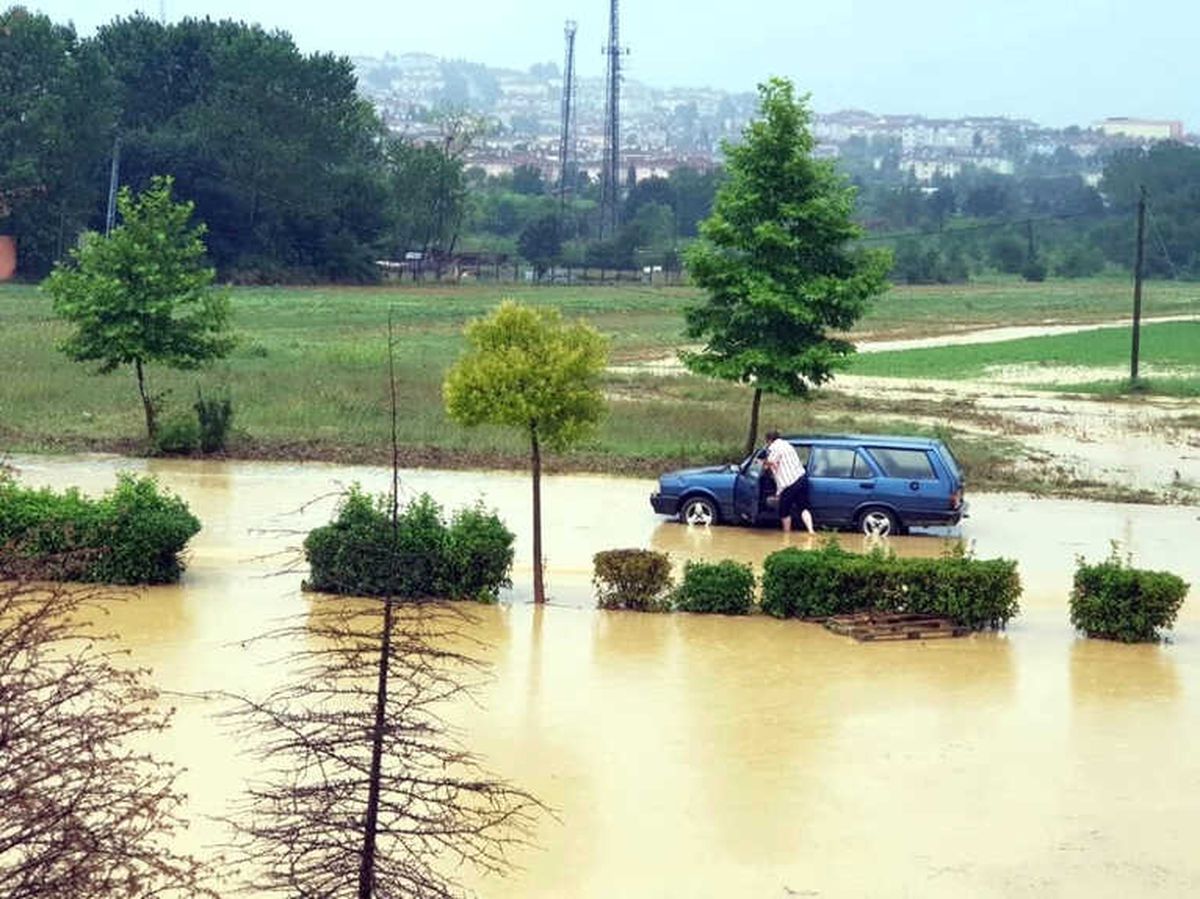 Sağanak Yağış Su Baskınlarına Neden Oldu