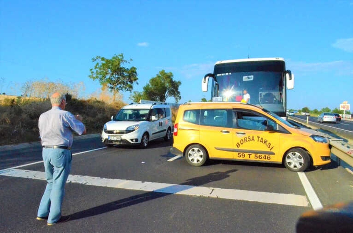 Tekirdağ\'da Yolcu Otobüsü Taksi ile Çarpıştı, Trafik Durma Noktasına Geldi