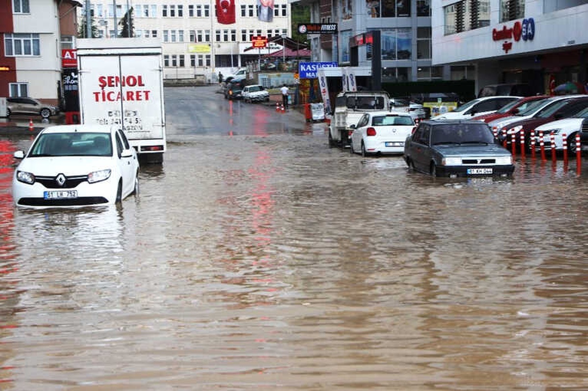 Trabzon\'da Aşırı Yağış Rögarları Taşırdı
