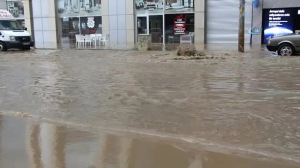 Trabzon\'da Aşırı Yağış Rögarları Taşırdı