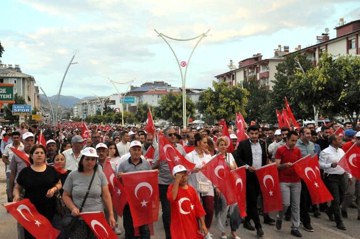 Tunceli\'de "15 Temmuz Demokrasi ve Milli Birlik Günü"Nde Binlerce Kişi Yürüdü