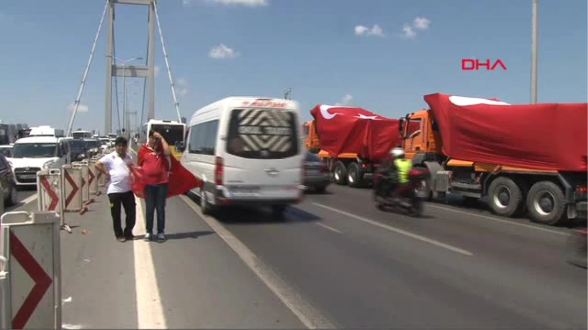 Türk Bayraklı Kamyonlar Köprüde