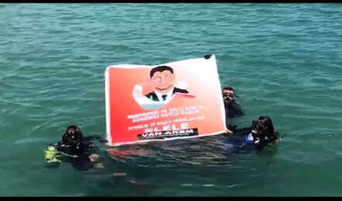 Van Gölü\'nde Ömer Halisdemir\'li Pankart