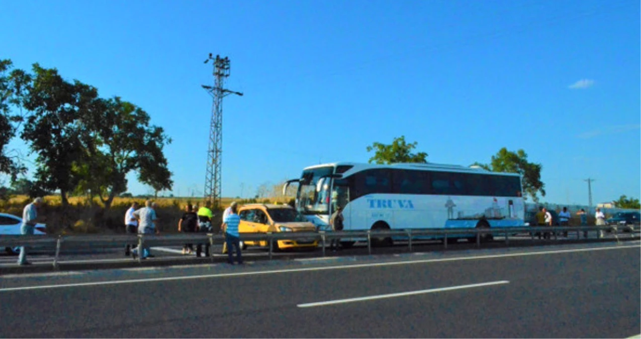 Yolcu Otobüsü Ticari Taksi ile Çarpıştı, İstanbul Tekirdağ Yolunda Trafik Kilitlendi