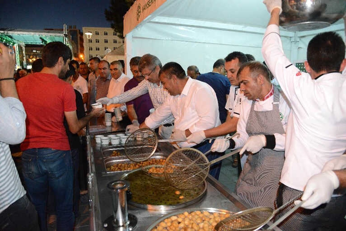 15 Temmuz Gecesi Kayseri Şeker, Cumhuriyet Meydanında Milletin Ağzını Tatlandırdı