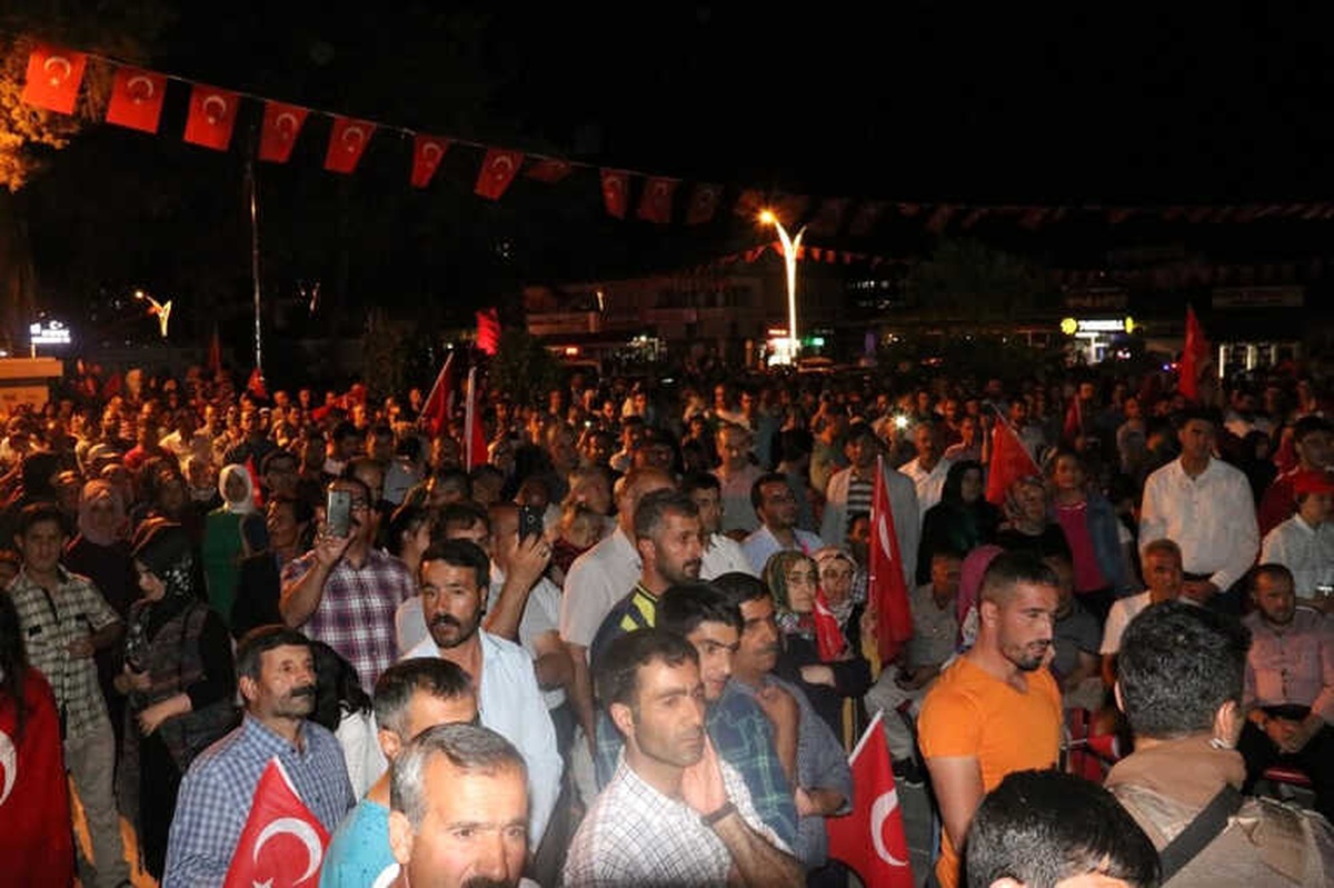 15 Temmuz Şehitlerini Anma Demokrasi ve Milli Birlik Gününde Erciş Tek Yürek