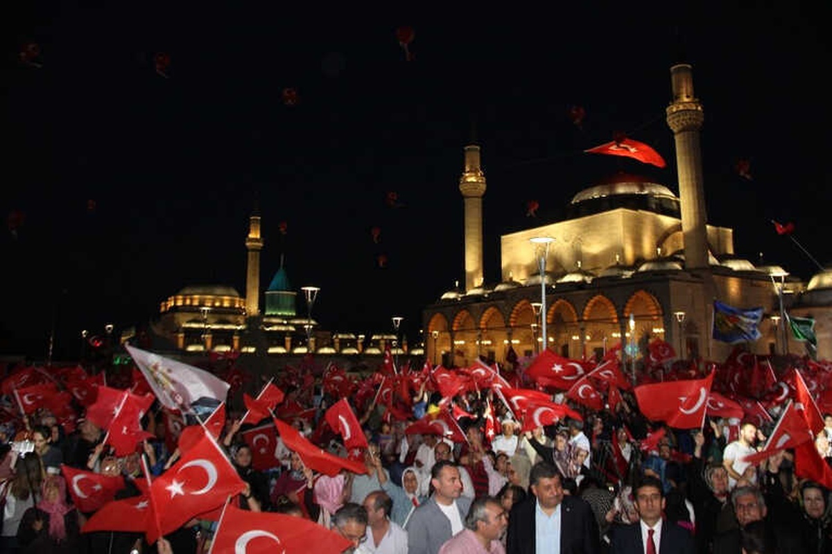 15 Temmuz\'un Yıldönümünde Binlerce Kişi Mevlana Meydanı\'na Akın Etti