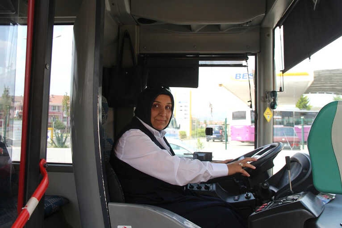 3 Çocuk Annesi, Belediye Otobüsünün Direksiyonuna Geçti