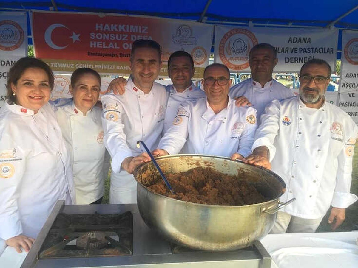 Adanalı Aşçılar Demokrasi Nöbetinde Helva Dağıttı