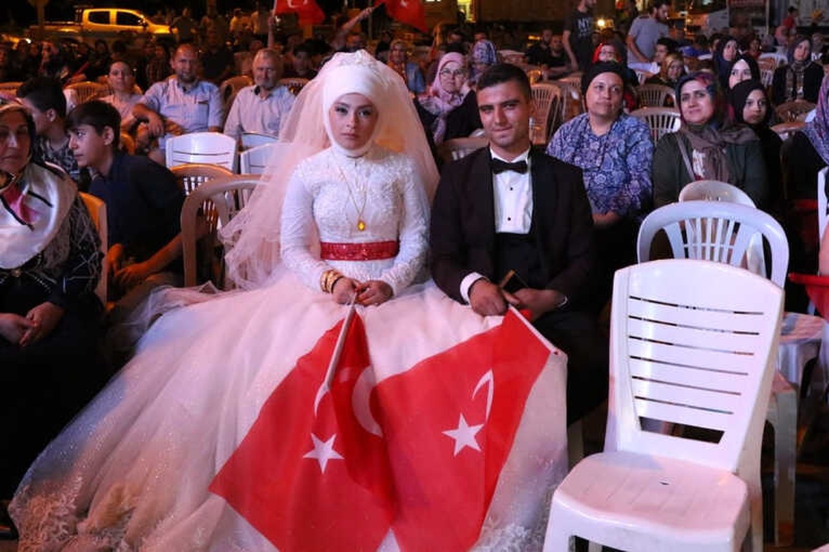 Akhisarlı Gelin ve Damat Düğünden Sonra Demokrasi Nöbeti Tuttu