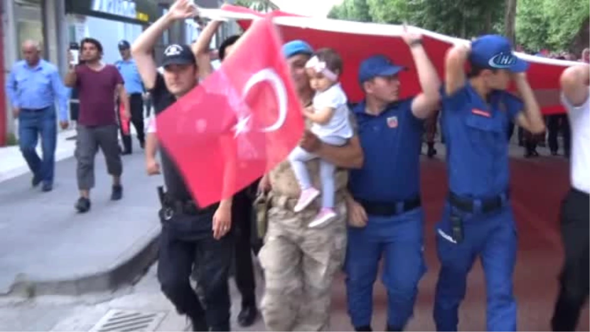 Asker, Polis ve Vatandaş El Ele Türk Bayrağını Taşıdı