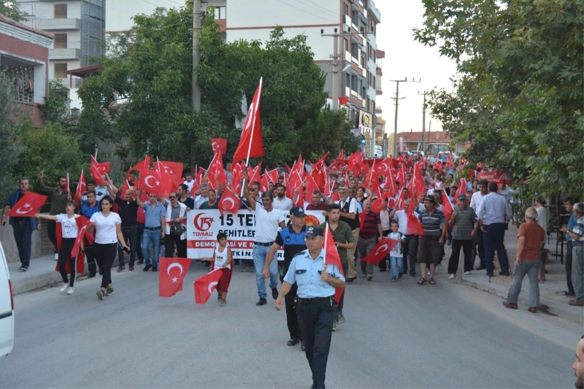 Ayvacık\'ta 15 Temmuz Demokrasi Yürüyüşü