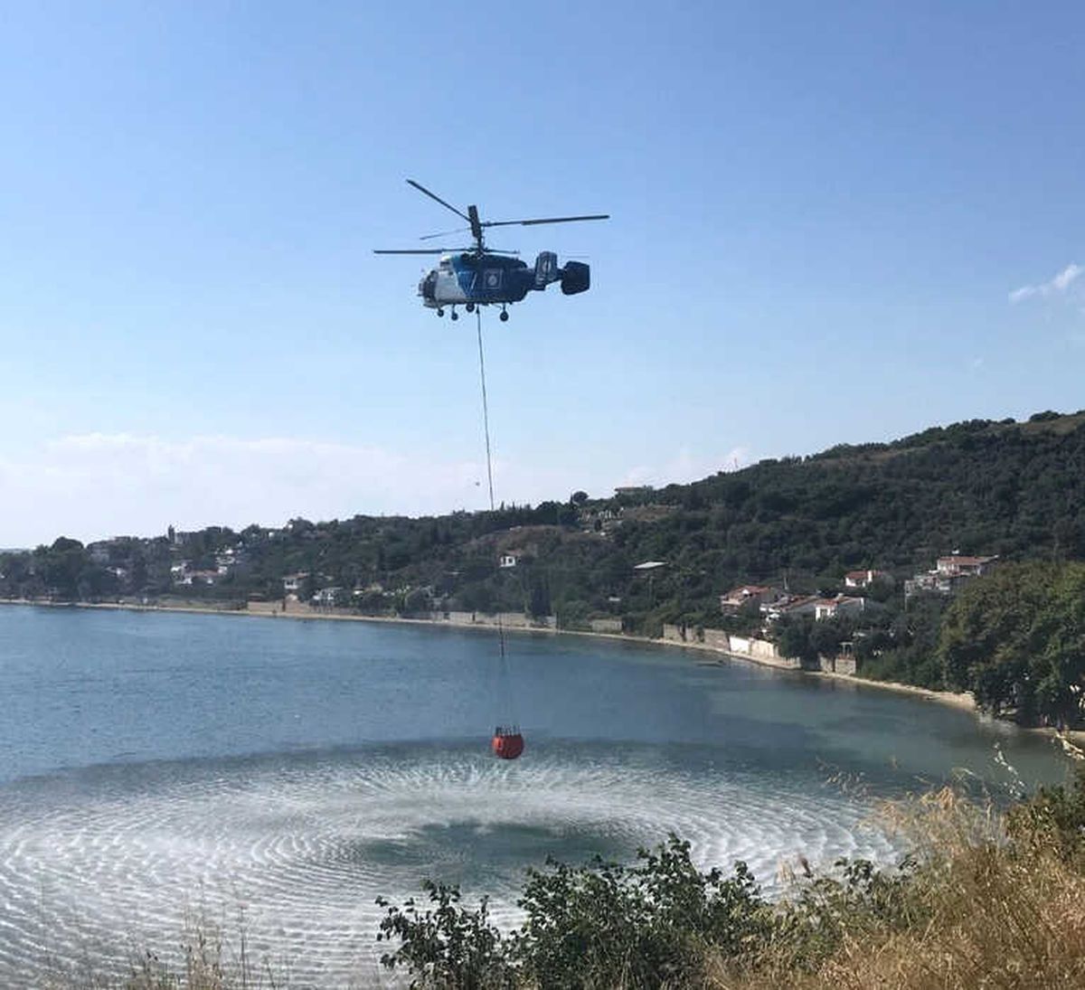 Balıkesir\'de Yol Kenarında Başlayan Yangın Ormanlık Alana Geçti