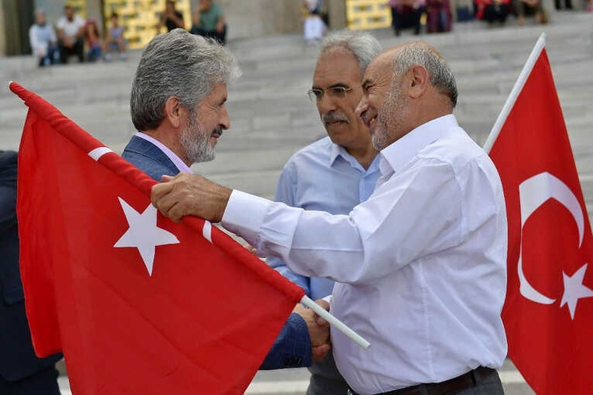 Başkent\'te Yer Gök Kırmızı Beyazdı