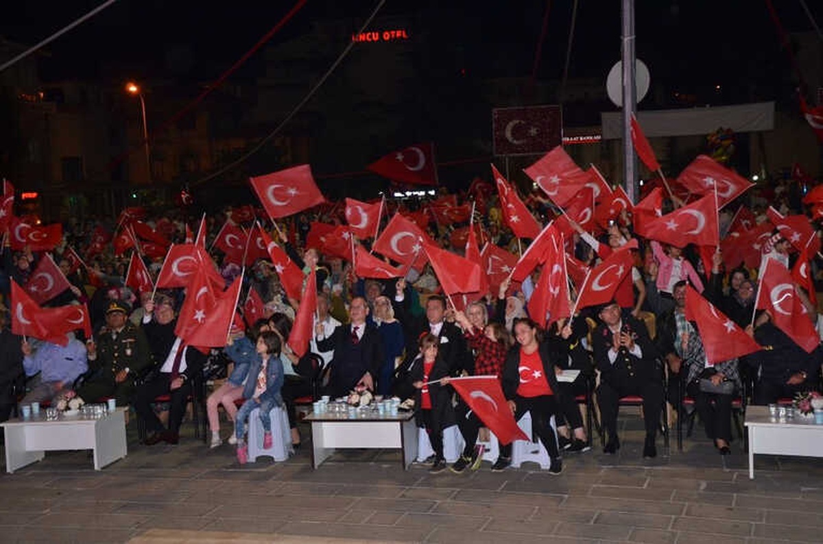 Bozüyük\'te Cumhuriyet Meydanını Dolduran Binlerce Bozüyüklü "Unutmadık, Unutturmayacağız" Mesajı...