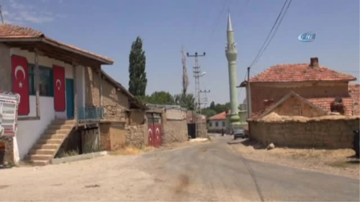 Bu Köye Gelen Herkesi Türk Bayrakları Karşılıyor