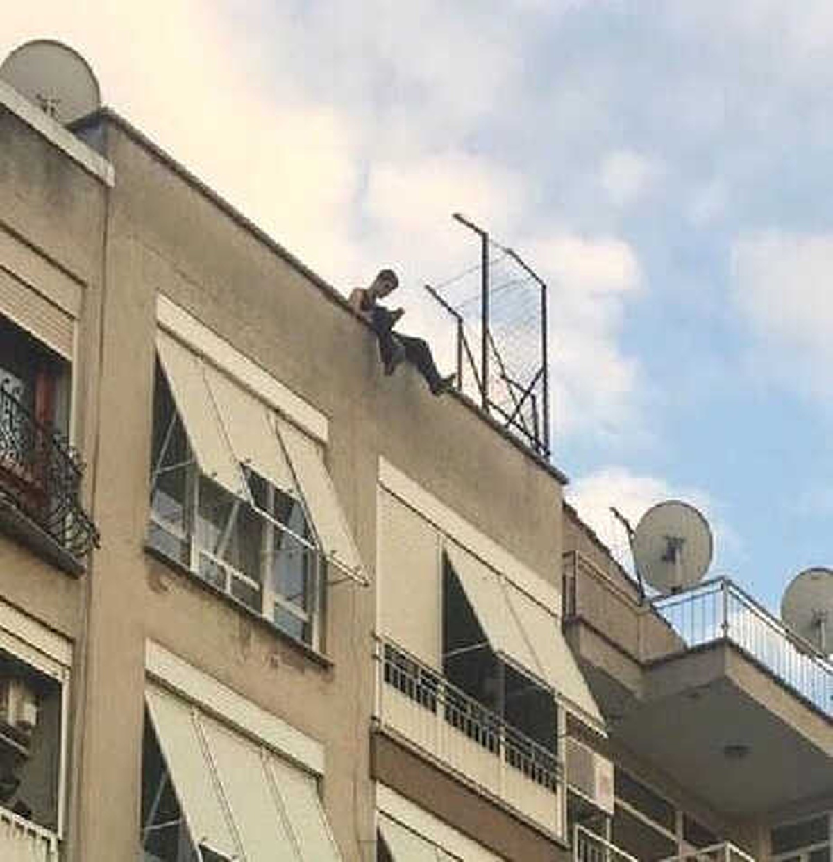 Çatıda Müzik Dinleyen Genç İtfaiyeyi Alarma Geçirdi