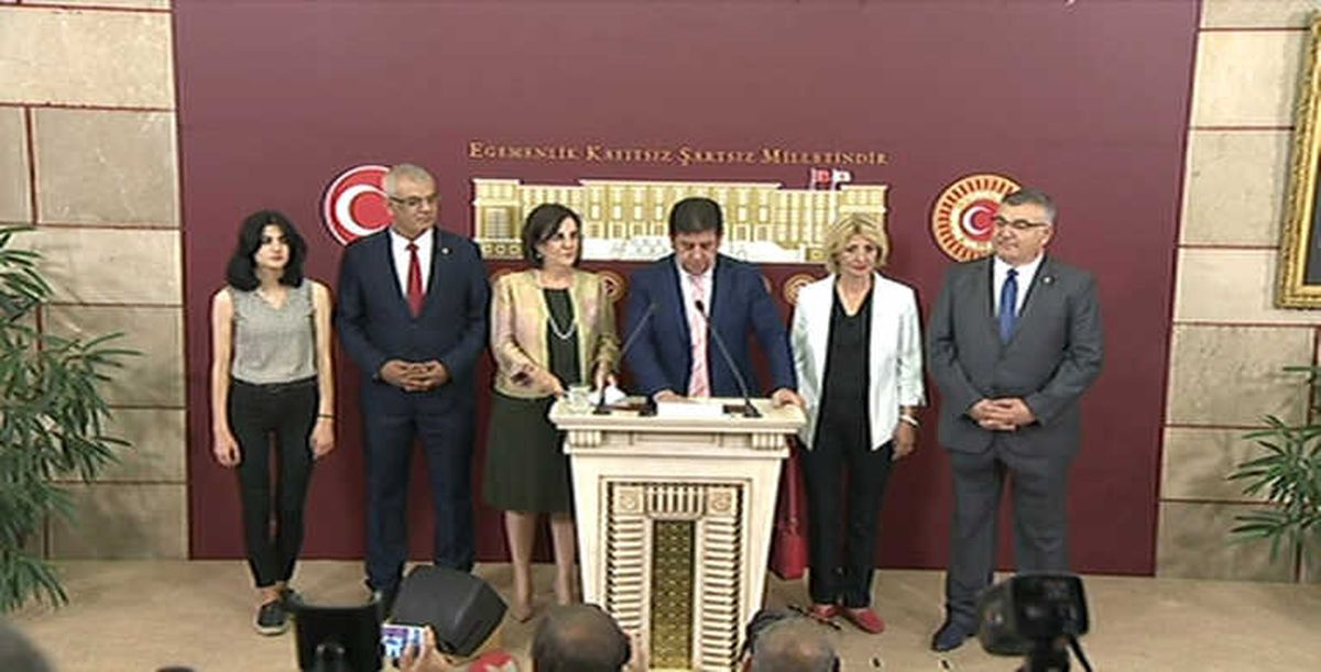 CHP\'de Tansiyon Yükseliyor: İmza Toplanmaya Başladı