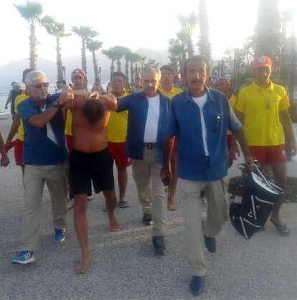 Denize Giren Tatilcinin Çantasını Çalan Şüpheliye Suçüstü