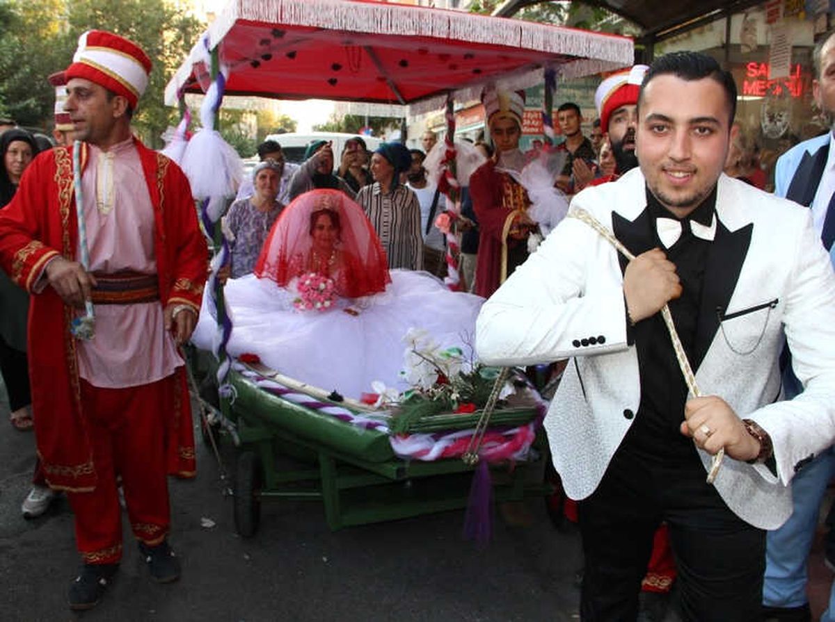 Denizi Olmayan Manisa\'da Gelini Kayıkla Aldı