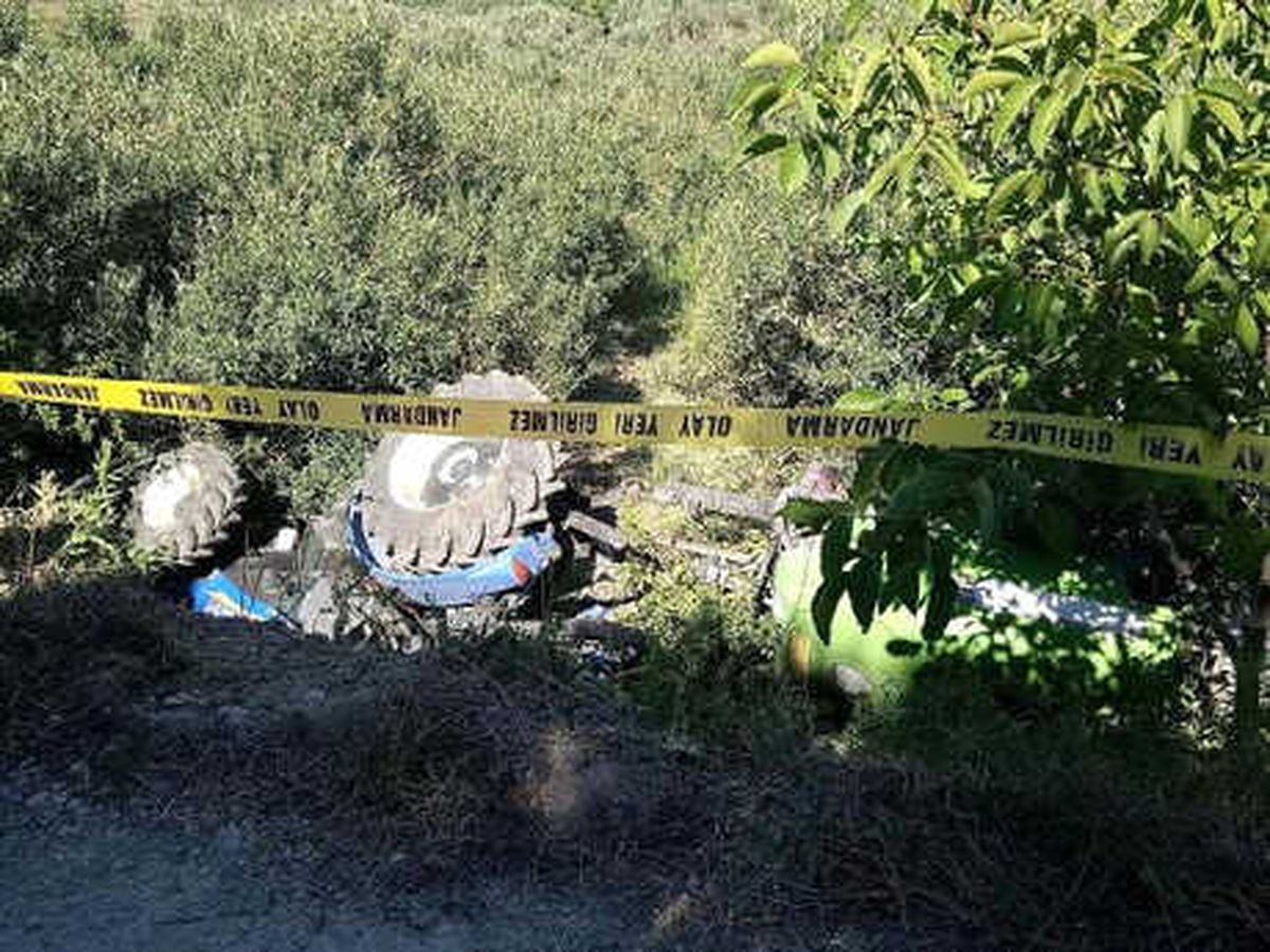 Devrilen Traktörünün Altında Kalan Çiftçi Öldü