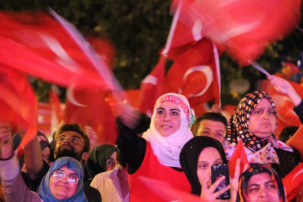 Düzce\'de Demokrasi ve Milli Birlik Günü İçin Vatandaşlar Mehter ile Yürüdü